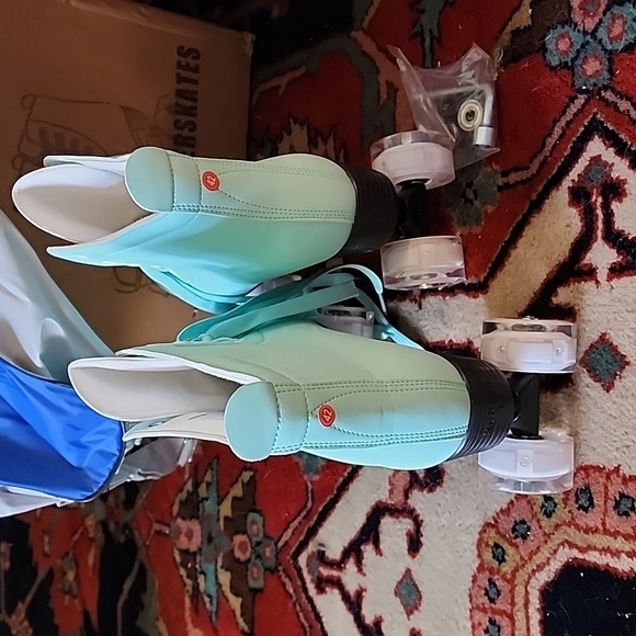 Mint green roller skates size 42/10.5.  Light up wheels. New - Picture 3 of 8